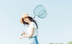 校花被三人拖去野外爆